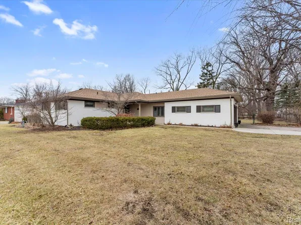 21524 Thorofare Rd, Grosse Ile, MI 48138