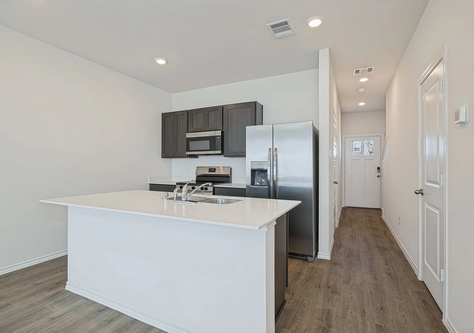 Modern 2-Bedroom Townhome in Princeton 209 Tall Cedar Way — Photo 2