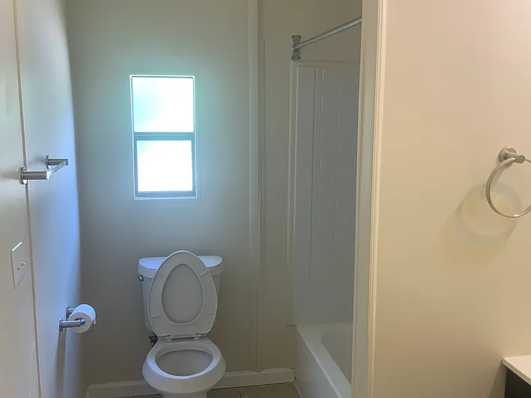 105 N Broadway St — Photo 8