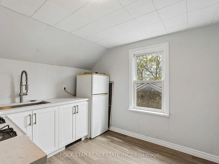 26 Albina St #UPPER — Photo 9