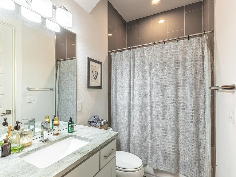 1708 Haskell St #B — Photo 10