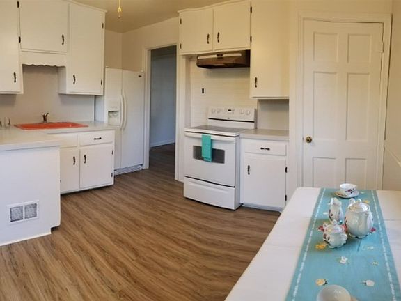 4th image of 1120 W B St