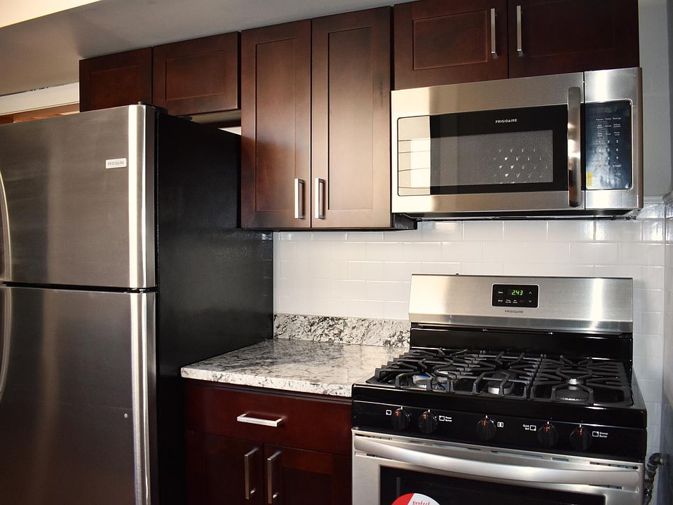 1st image of 3218 W Balmoral Ave APT 2E