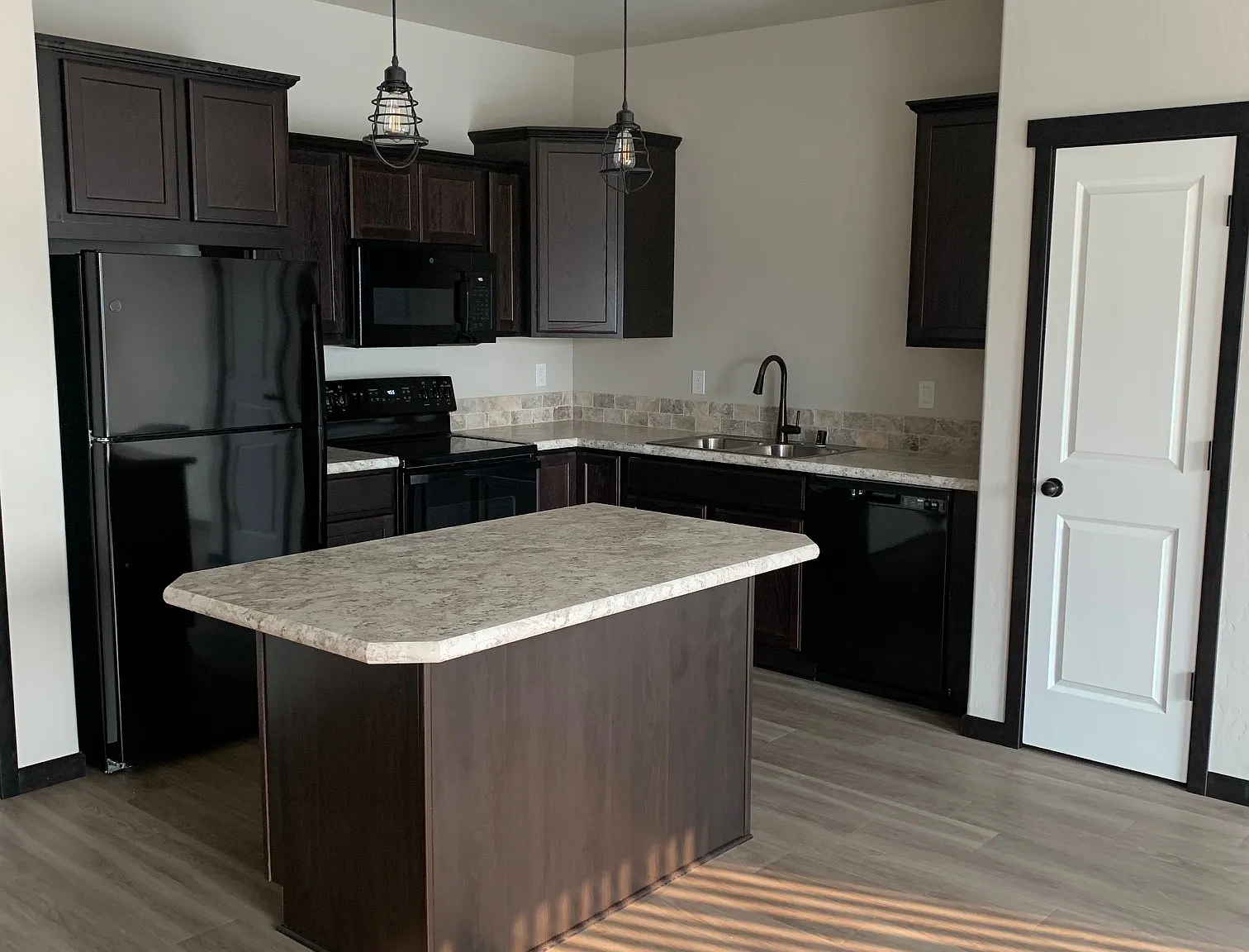 2 bed, 1048 sqft, $1,850 — Photo 4