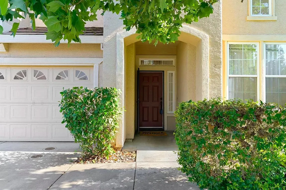 5 bed, 2303 sqft, $3,450 — Photo 2