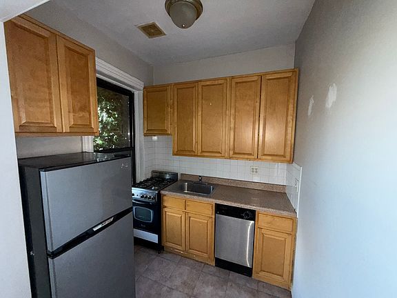 3rd image of 715 Sackett St APT 4R