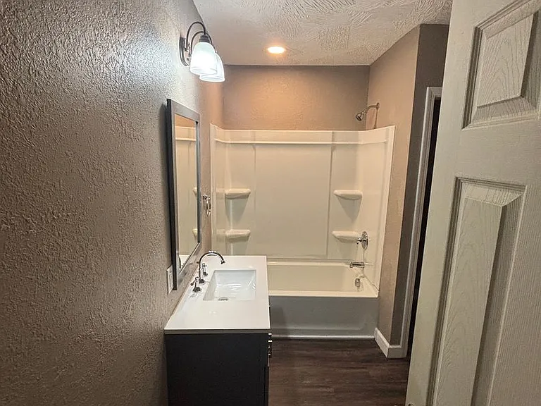 2027 N Weller Ave — Photo 9