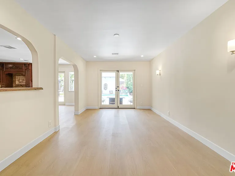 209 N Doheny Dr — Photo 11