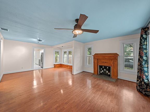 4th image of 1209 Park St