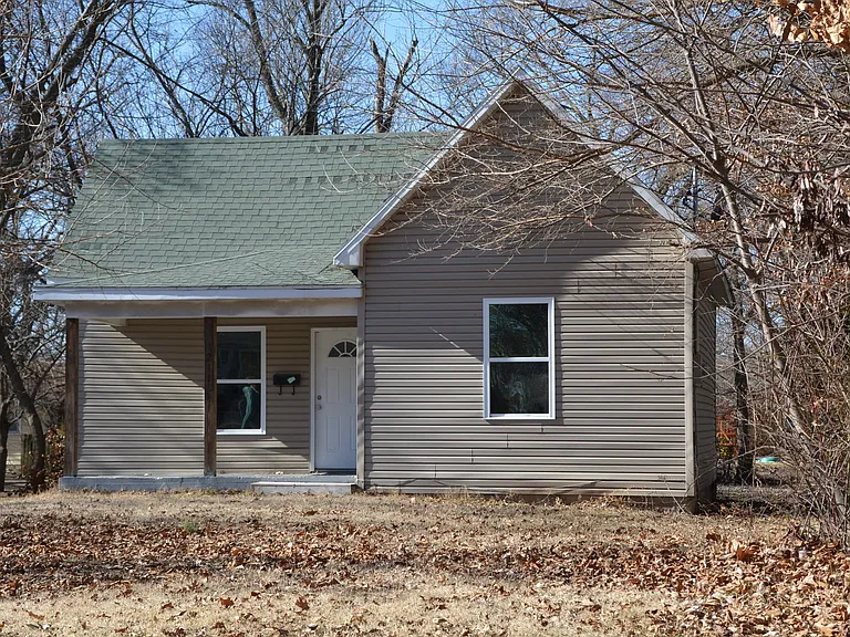 1211 N Rogers Ave — Photo 2