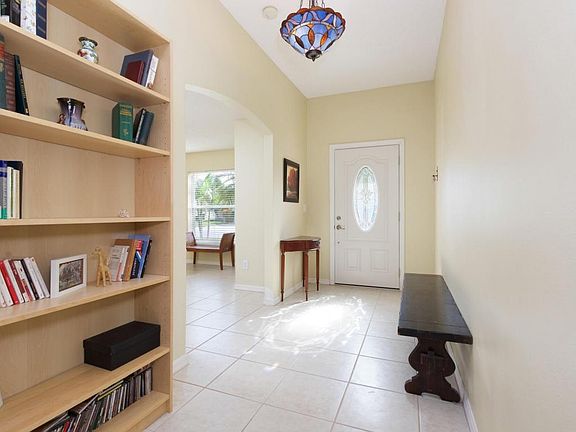5th image of 976 Villa Dr
