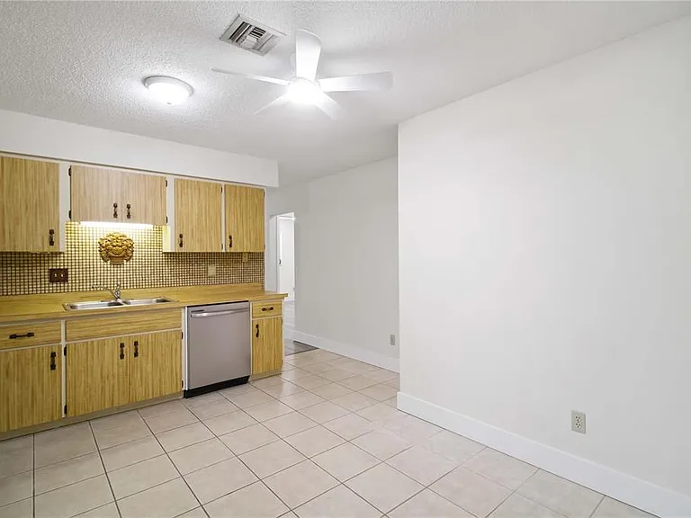 1028 Lillian St — Photo 16