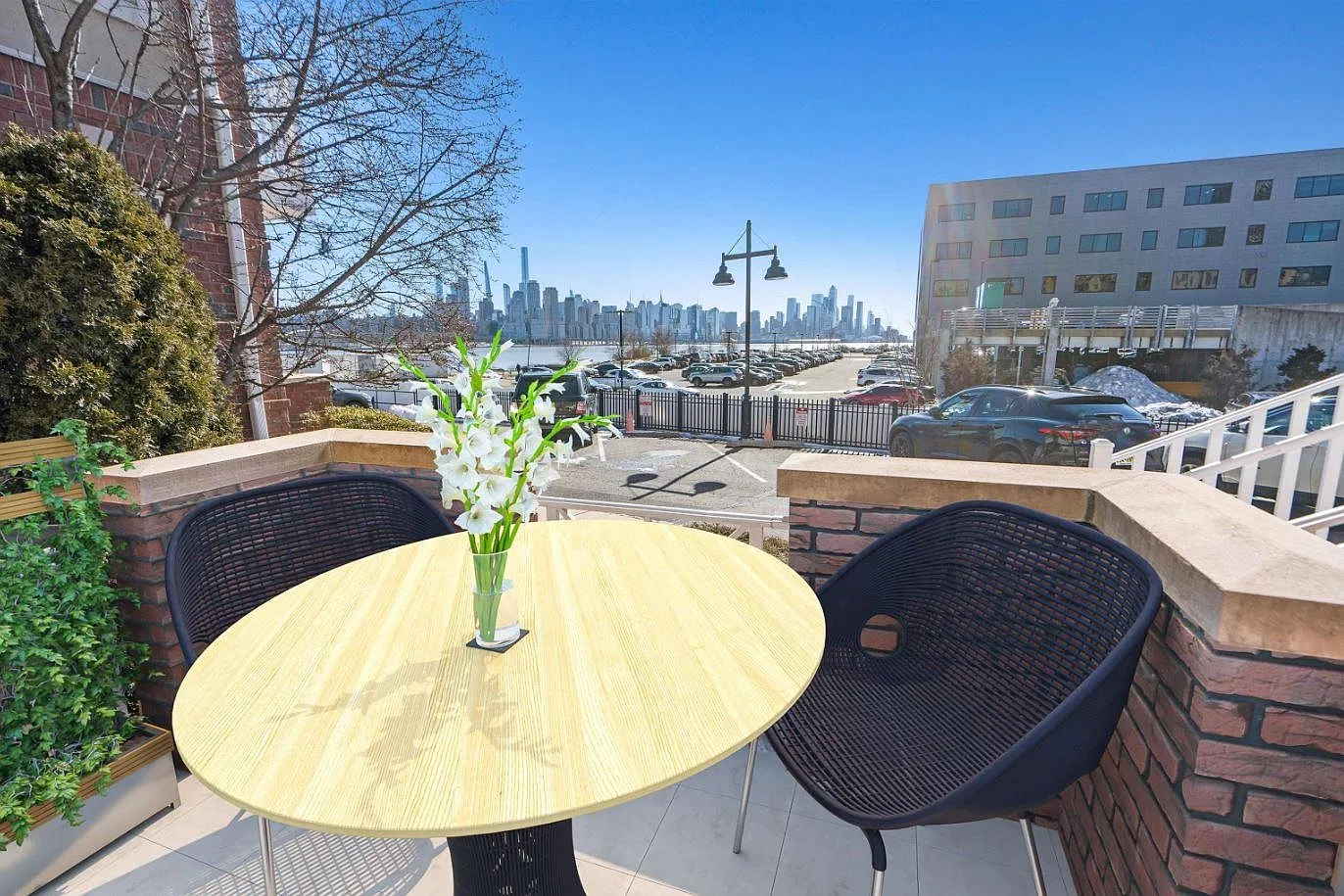 1 bed, 1.0 bath, 636 sqft, $2,400 — Photo 1