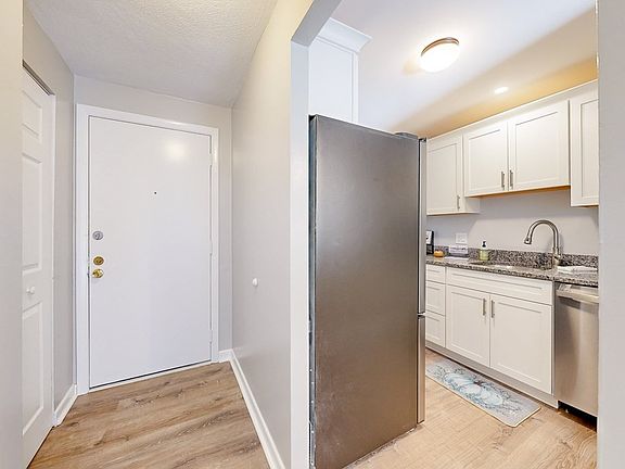 3rd image of 1100 Governors Dr APT 29