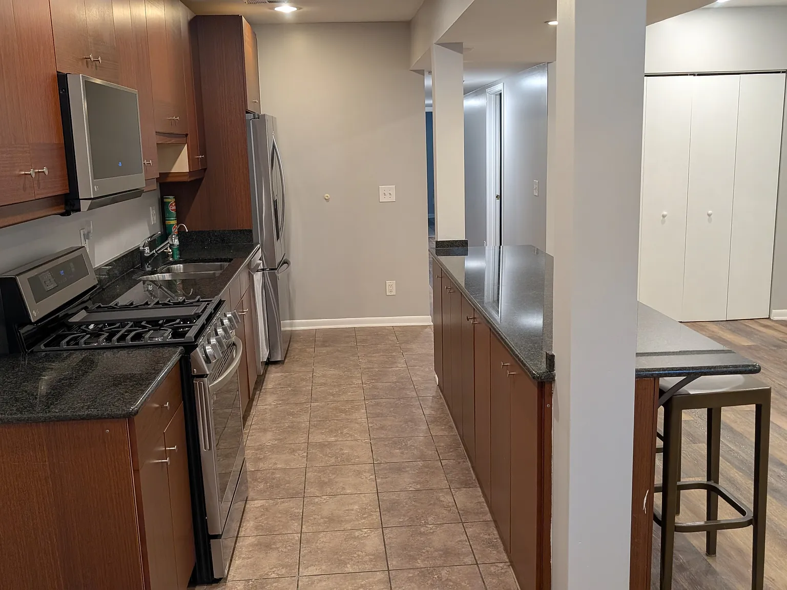 2 bed, 1500 sqft, $1,900 — Photo 2