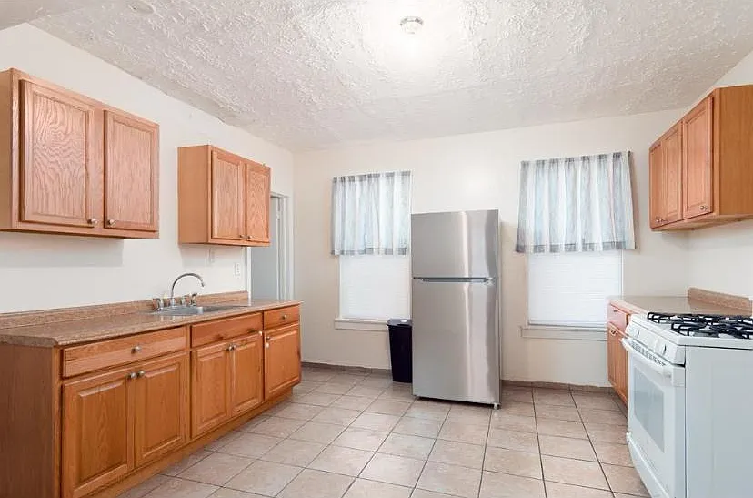 4 bed, $850 — Photo 3