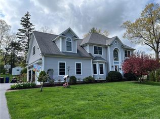 2 Robin Rd, Farmington, CT 06032