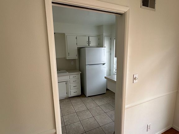 4th image of 8218 De Longpre Ave APT 10