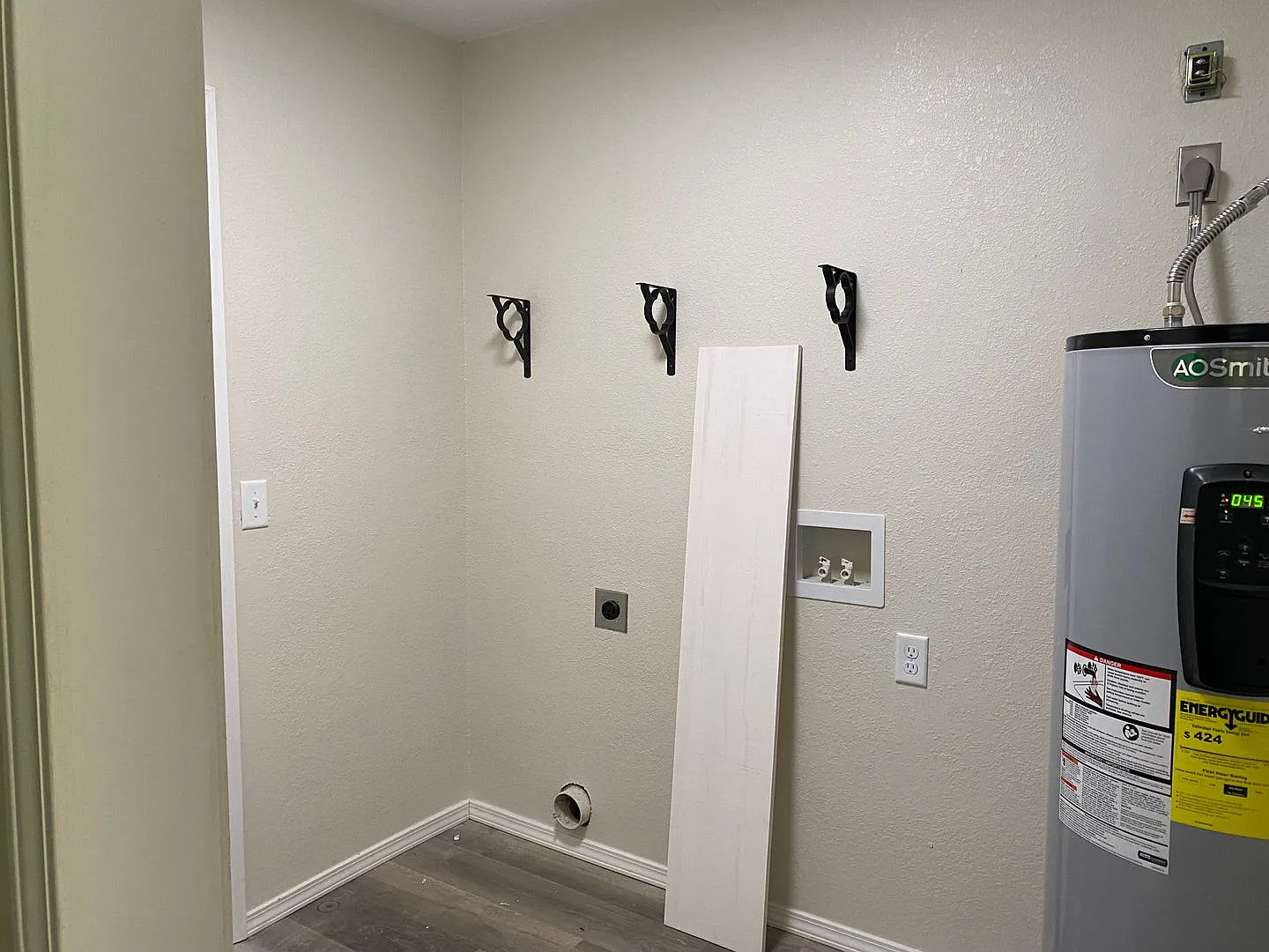Come take a look at this newly remodeled 3-bedroom, 2-bathroom home — Photo 4