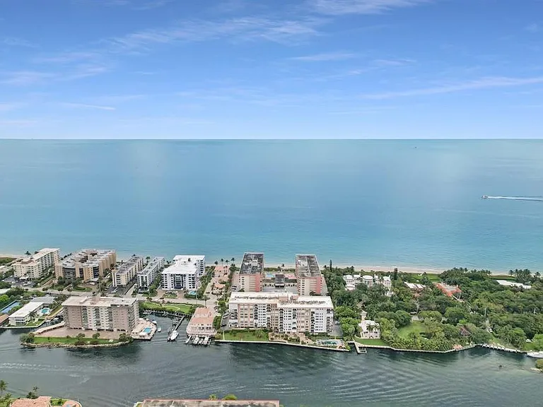 the building siting between the ocean and the Intracoastal. amazing unobstructed view.