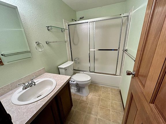 Full bathroom with Tub and Glass doors