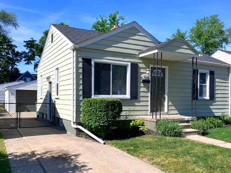 959 E Shevlin Ave — Photo 1