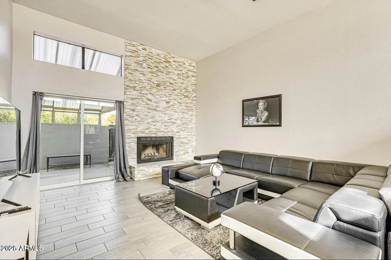2 bed, 2.0 bath, 1398 sqft, $2,500 — Photo 3