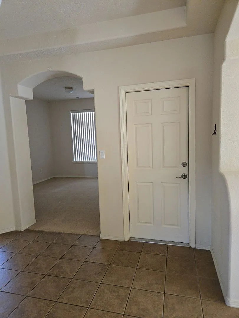 4 Bedroom, 2.5 Bathroom Home! Schedule a Showing Soon! — Photo 3