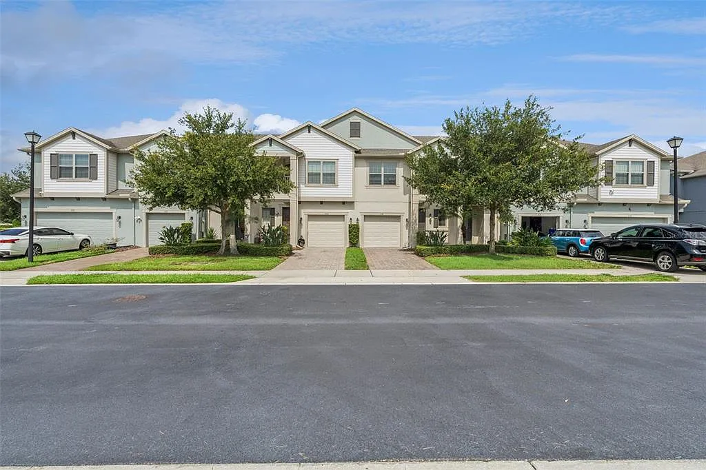 3 bed, 3.5 bath, 1839 sqft, $2,425 — Photo 2