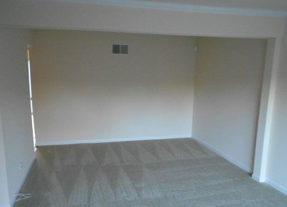 4th image of 264 Laurel Ln
