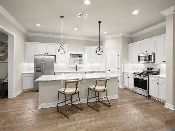 6555 Island Edge Dr, Gonzales, LA 70737