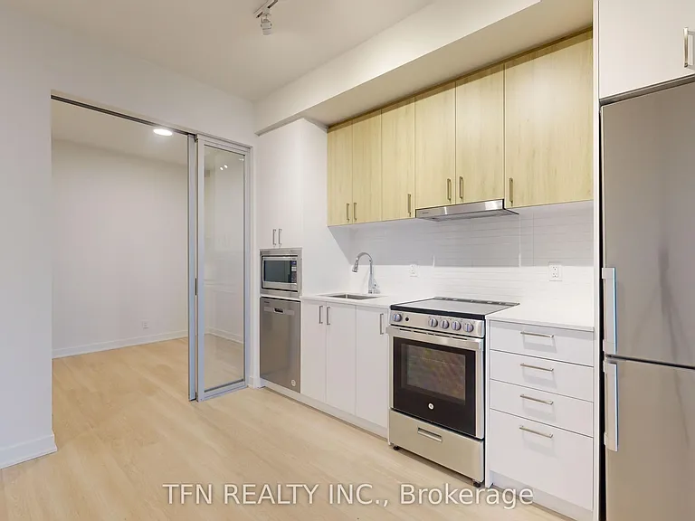 30 Upper Mall Way #2104 — Photo 3