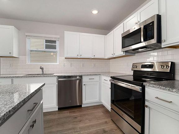 3rd image of 5016B Birchwood Ln