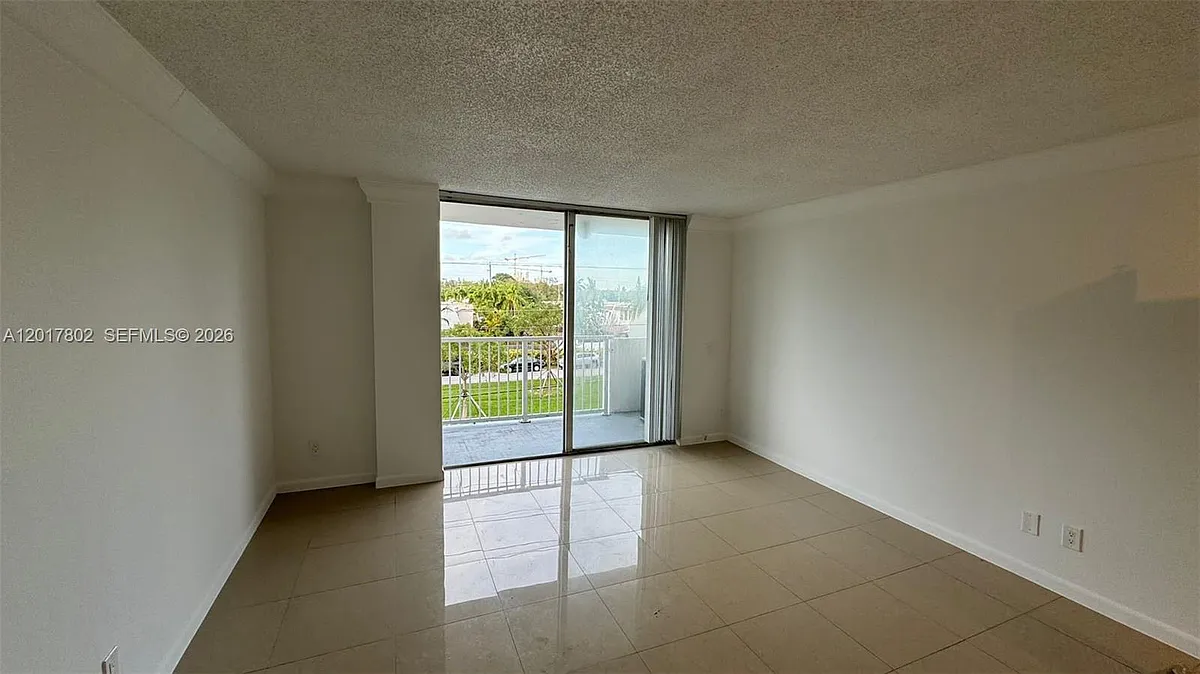 Building Photo - 2020 NE 135th St #303