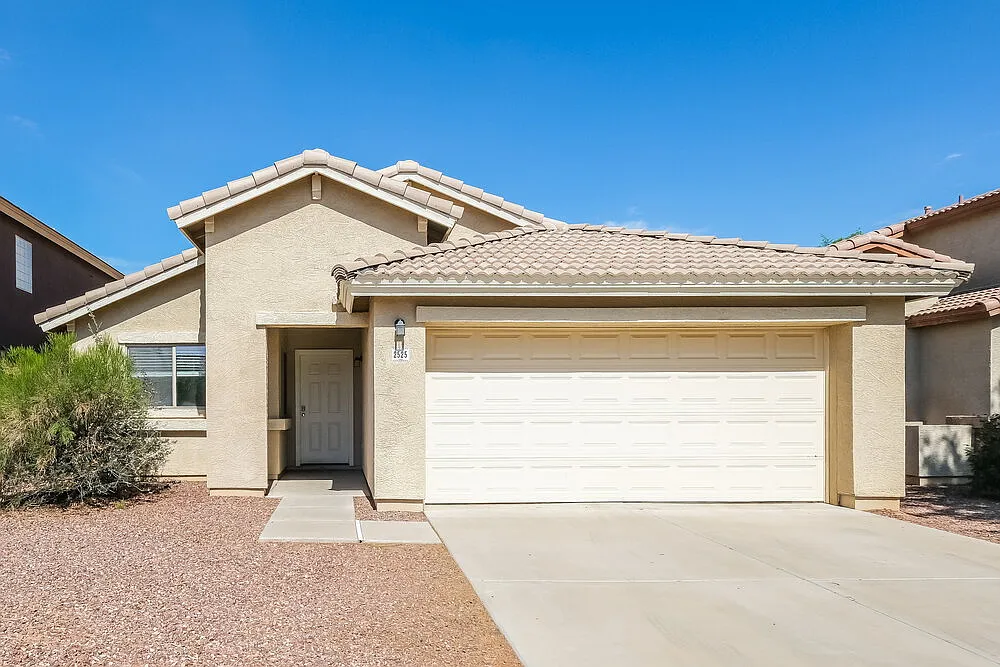 3 bed, 2.0 bath, 1319 sqft, $1,915 — Photo 1