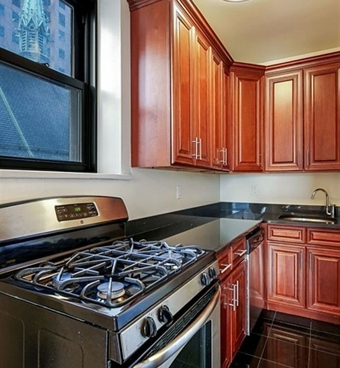 1st image of 150 W 47th St APT 3C