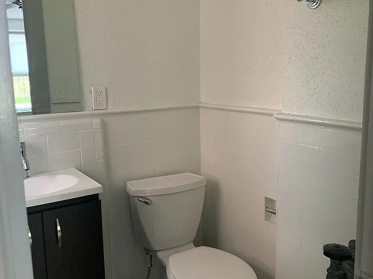 100 Howe Street — Photo 110