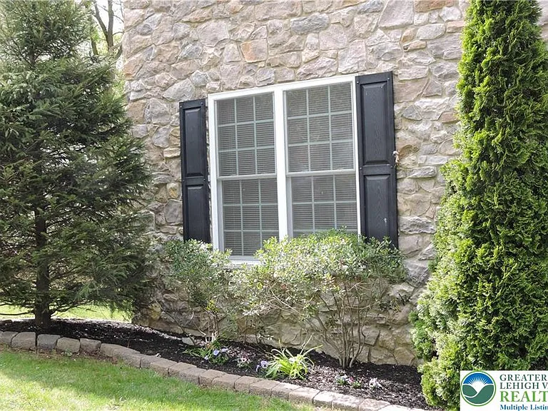 107 Highlands Blvd — Photo 2