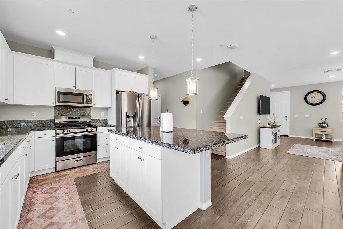4 bed, 3.0 bath, 2419 sqft, $3,750 — Photo 4