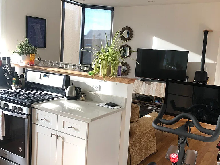 1458 W Blackhawk St #2R — Photo 9