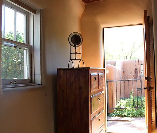 Separate entrance to B.R.