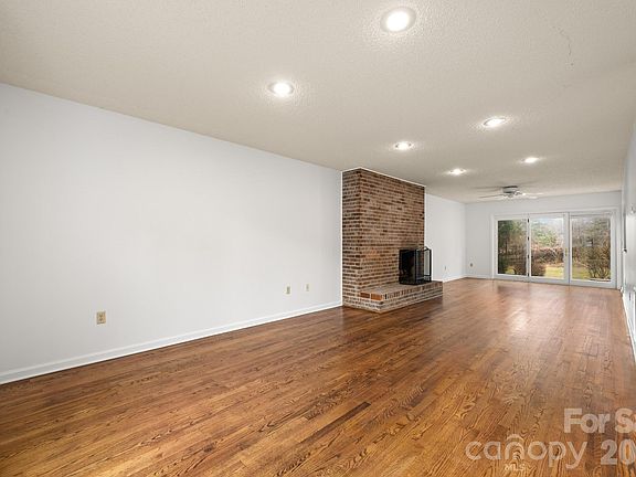 3rd image of 103 Pebble Creek Dr