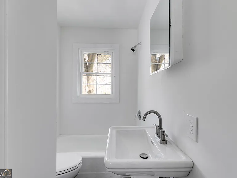 734 W College St — Photo 16