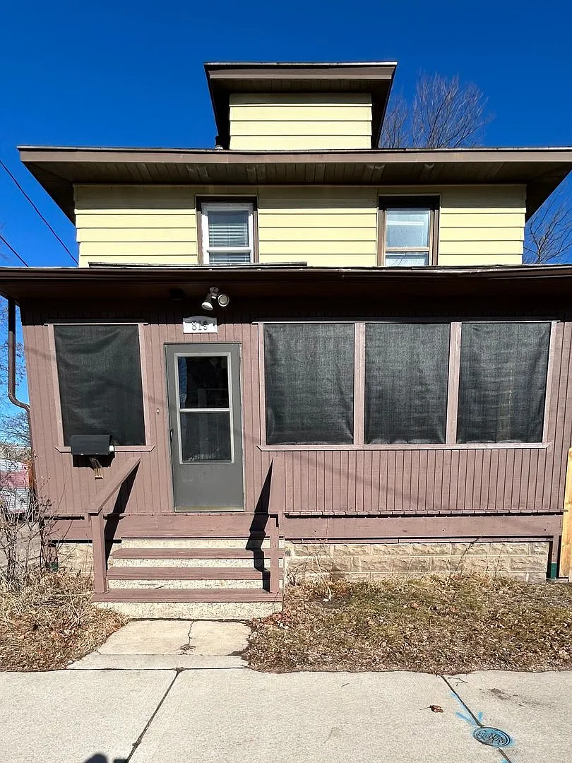 Spacious 4 Bedroom Home Near Viterbo & Downtown La Crosse Available June 1, 2027 — Photo 1