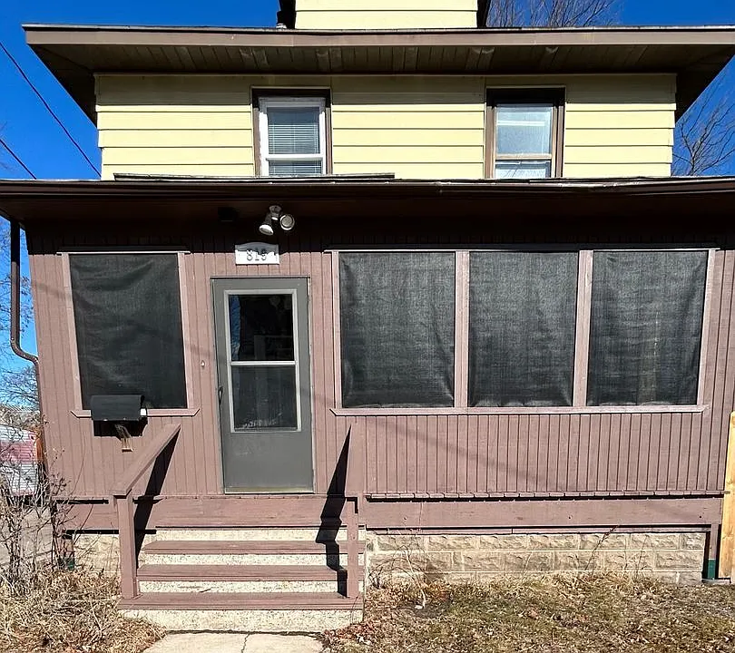 819 Division St