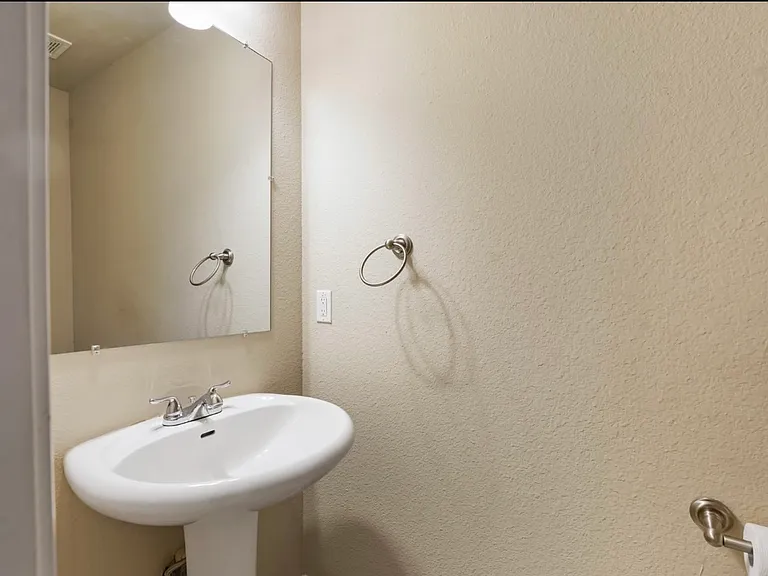 517 Harris St #517 — Photo 6