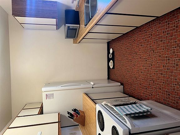 4th image of 108 Spruce Ave #116