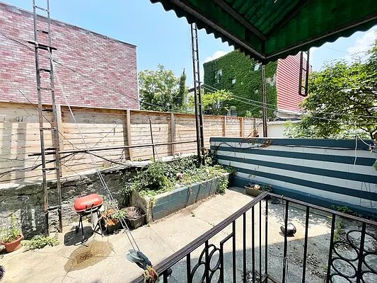 3rd image of 542 Lorimer St #1L