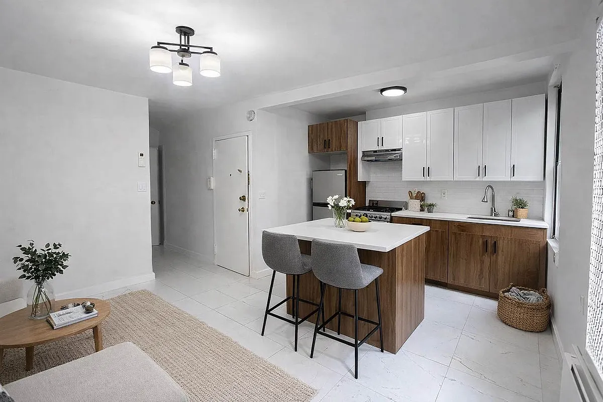 Building Photo - 347 S 4th St #2