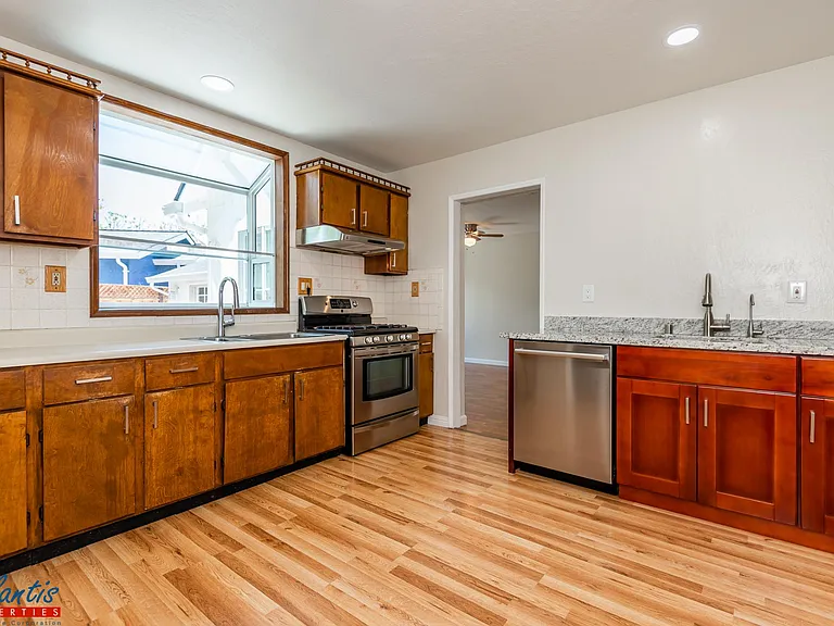 215 Topeka Ave — Photo 4